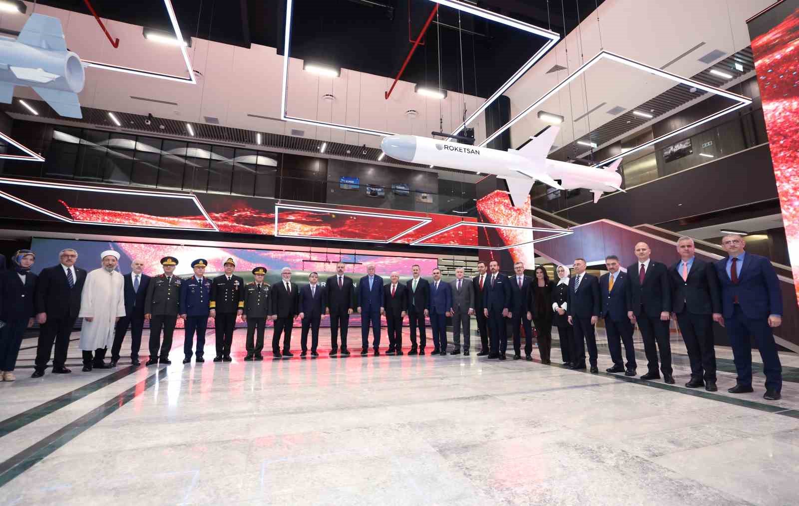 Cumhurbaşkanı Erdoğan: "2028’de 11 milyar dolarlık ihracat hacmini yakalayacak, inşallah savunma ihracatında dünyada ilk 10’a gireceğiz"
Cumhurbaşkanı Erdoğan: "2028’de 11 milyar dolarlık ihracat hacmini yakalayacak, inşallah savunma ihracatında dünyada ilk 10’a gireceğiz"