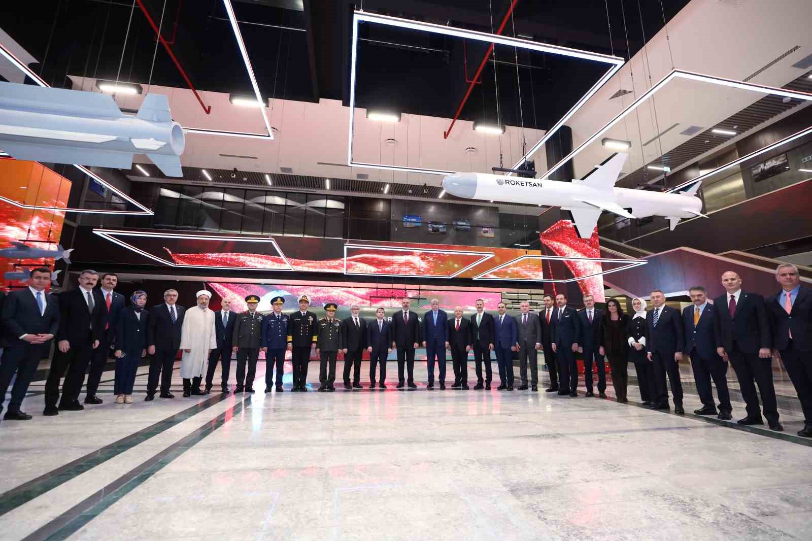 Cumhurbaşkanı Erdoğan: "2028’de 11 milyar dolarlık ihracat hacmini yakalayacak, inşallah savunma ihracatında dünyada ilk 10’a gireceğiz"
Cumhurbaşkanı Erdoğan: "2028’de 11 milyar dolarlık ihracat hacmini yakalayacak, inşallah savunma ihracatında dünyada ilk 10’a gireceğiz"