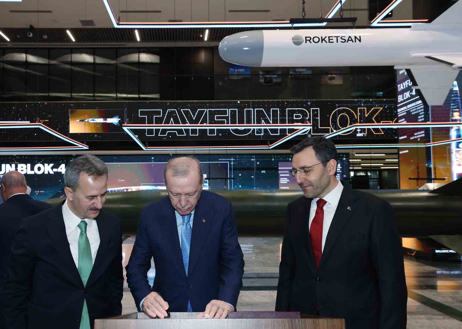 Cumhurbaşkanı Erdoğan: "2028’de 11 milyar dolarlık ihracat hacmini yakalayacak, inşallah savunma ihracatında dünyada ilk 10’a gireceğiz"
Cumhurbaşkanı Erdoğan: "2028’de 11 milyar dolarlık ihracat hacmini yakalayacak, inşallah savunma ihracatında dünyada ilk 10’a gireceğiz"