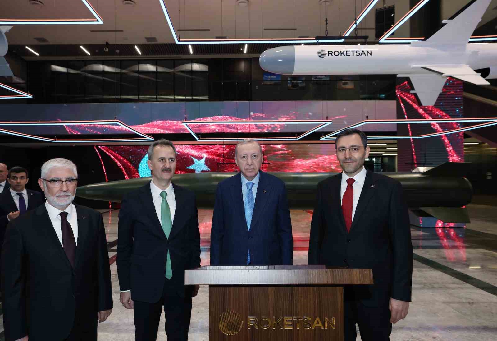 Cumhurbaşkanı Erdoğan: "2028’de 11 milyar dolarlık ihracat hacmini yakalayacak, inşallah savunma ihracatında dünyada ilk 10’a gireceğiz"
Cumhurbaşkanı Erdoğan: "2028’de 11 milyar dolarlık ihracat hacmini yakalayacak, inşallah savunma ihracatında dünyada ilk 10’a gireceğiz"