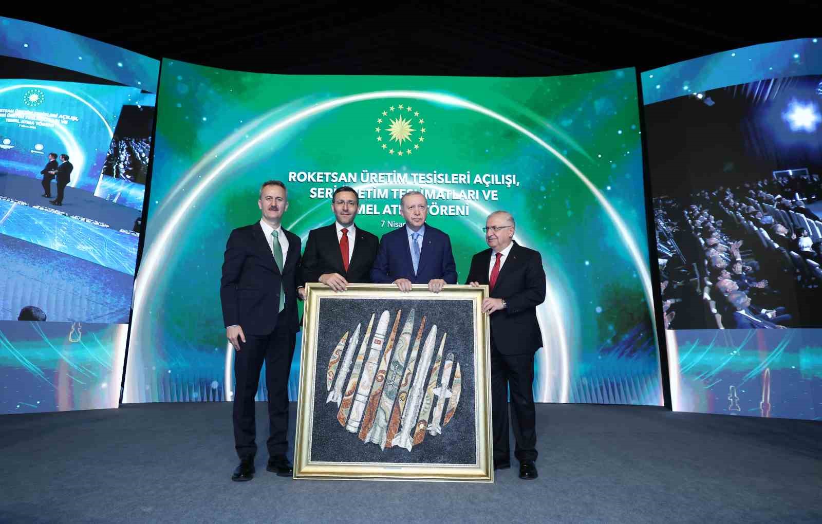 Cumhurbaşkanı Erdoğan: "2028’de 11 milyar dolarlık ihracat hacmini yakalayacak, inşallah savunma ihracatında dünyada ilk 10’a gireceğiz"
Cumhurbaşkanı Erdoğan: "2028’de 11 milyar dolarlık ihracat hacmini yakalayacak, inşallah savunma ihracatında dünyada ilk 10’a gireceğiz"