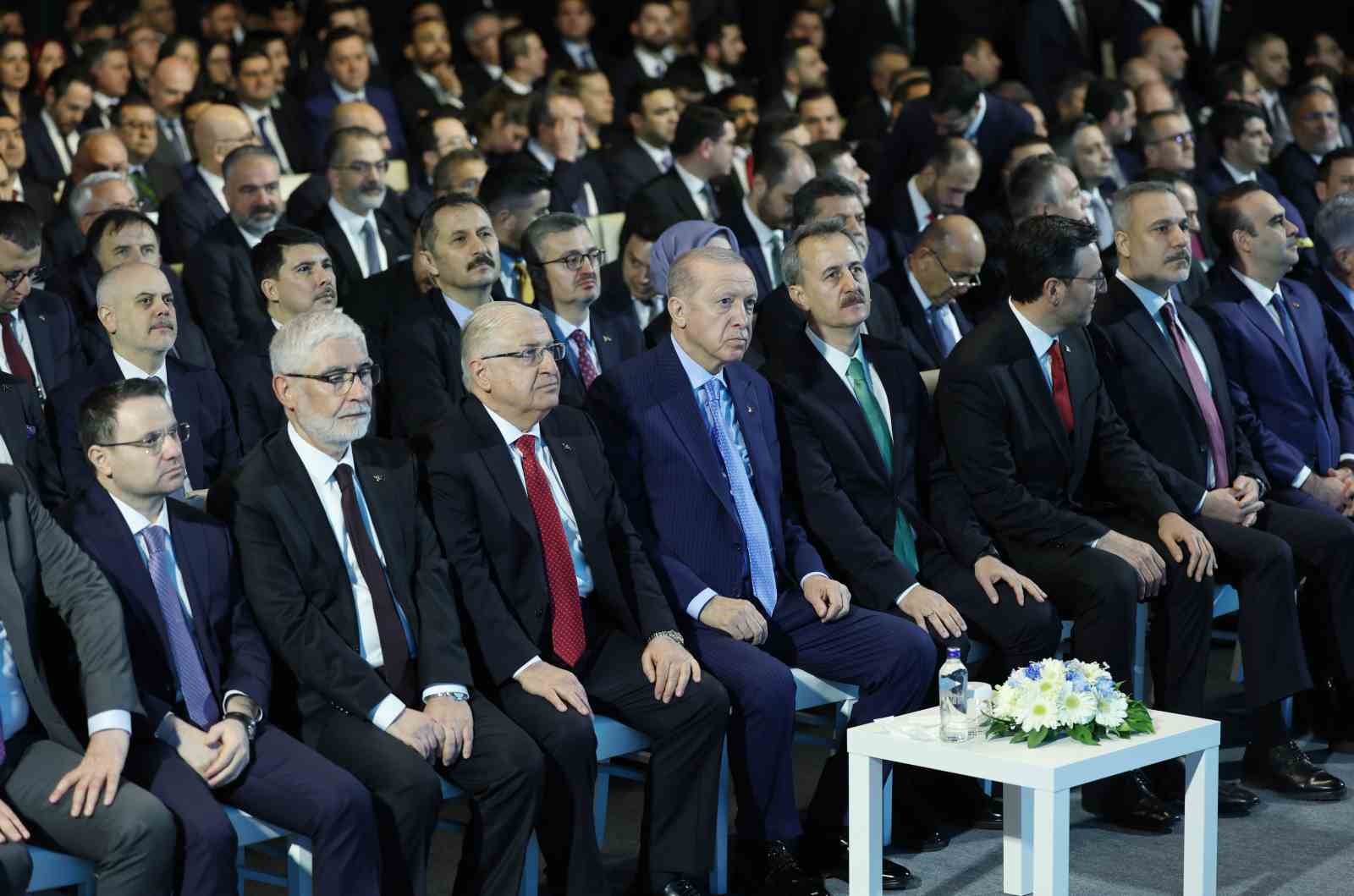 Cumhurbaşkanı Erdoğan: "2028’de 11 milyar dolarlık ihracat hacmini yakalayacak, inşallah savunma ihracatında dünyada ilk 10’a gireceğiz"
Cumhurbaşkanı Erdoğan: "2028’de 11 milyar dolarlık ihracat hacmini yakalayacak, inşallah savunma ihracatında dünyada ilk 10’a gireceğiz"