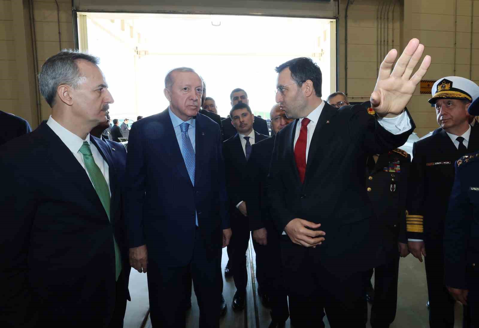 Cumhurbaşkanı Erdoğan: "2028’de 11 milyar dolarlık ihracat hacmini yakalayacak, inşallah savunma ihracatında dünyada ilk 10’a gireceğiz"
Cumhurbaşkanı Erdoğan: "2028’de 11 milyar dolarlık ihracat hacmini yakalayacak, inşallah savunma ihracatında dünyada ilk 10’a gireceğiz"