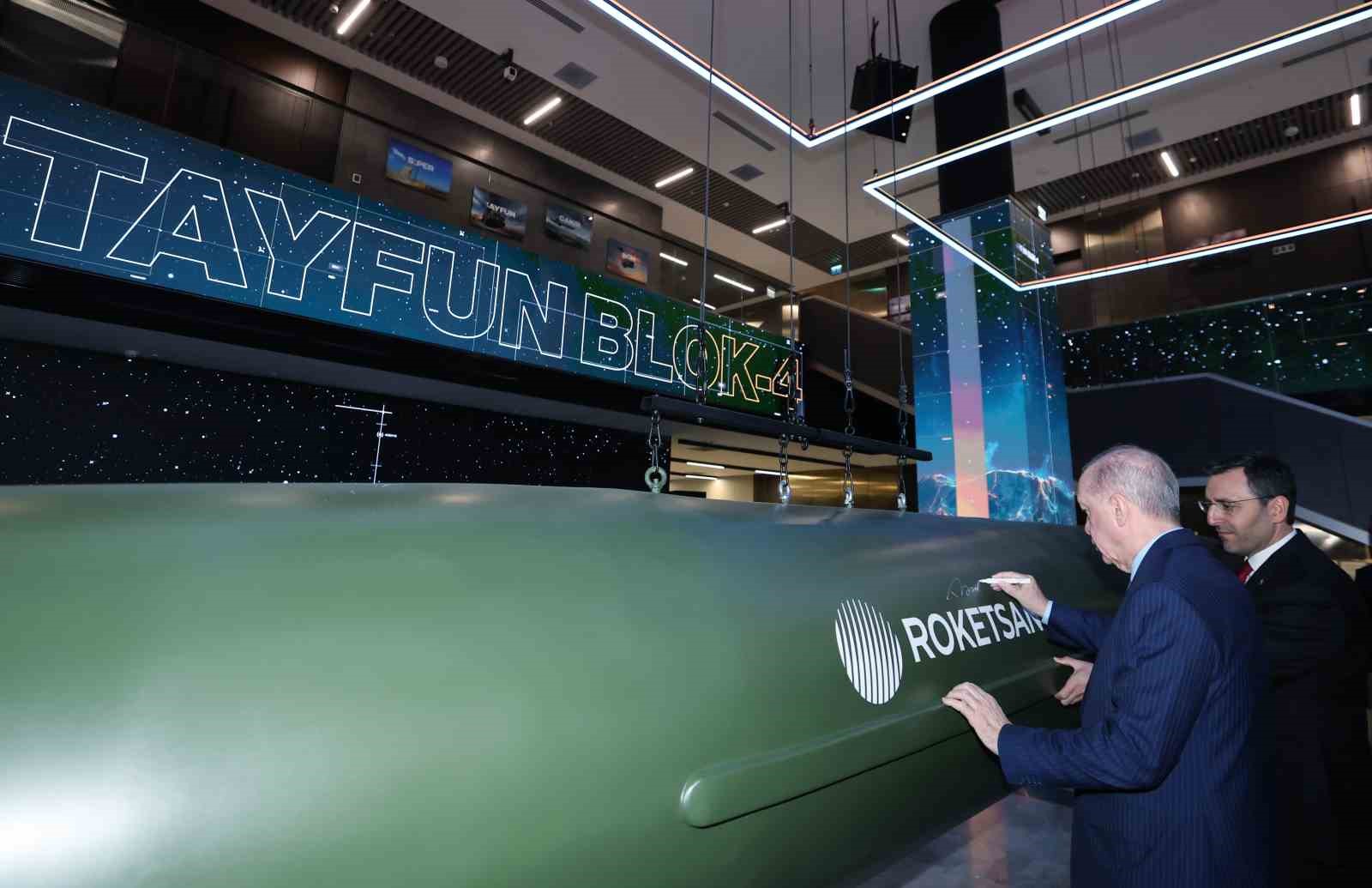 Cumhurbaşkanı Erdoğan: "2028’de 11 milyar dolarlık ihracat hacmini yakalayacak, inşallah savunma ihracatında dünyada ilk 10’a gireceğiz"
Cumhurbaşkanı Erdoğan: "2028’de 11 milyar dolarlık ihracat hacmini yakalayacak, inşallah savunma ihracatında dünyada ilk 10’a gireceğiz"