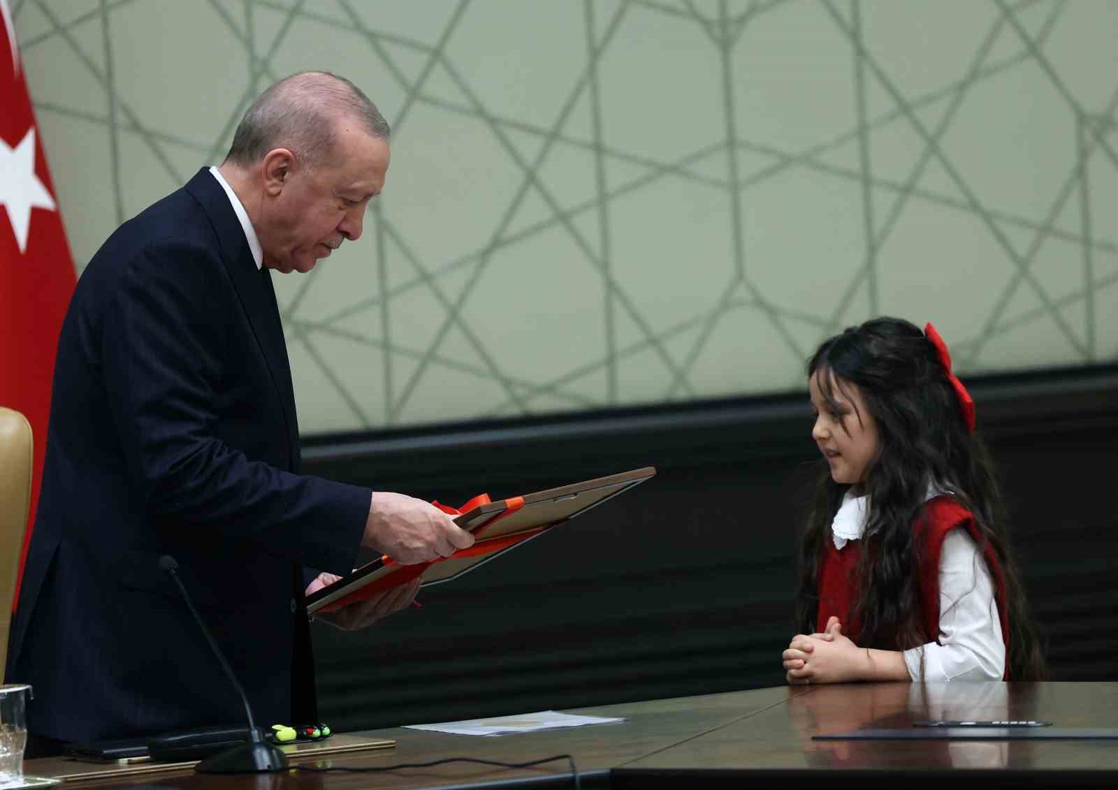 Cumhurbaşkanı Erdoğan, 23 Nisan’da koltuğunu Civan Boran’a devretti
