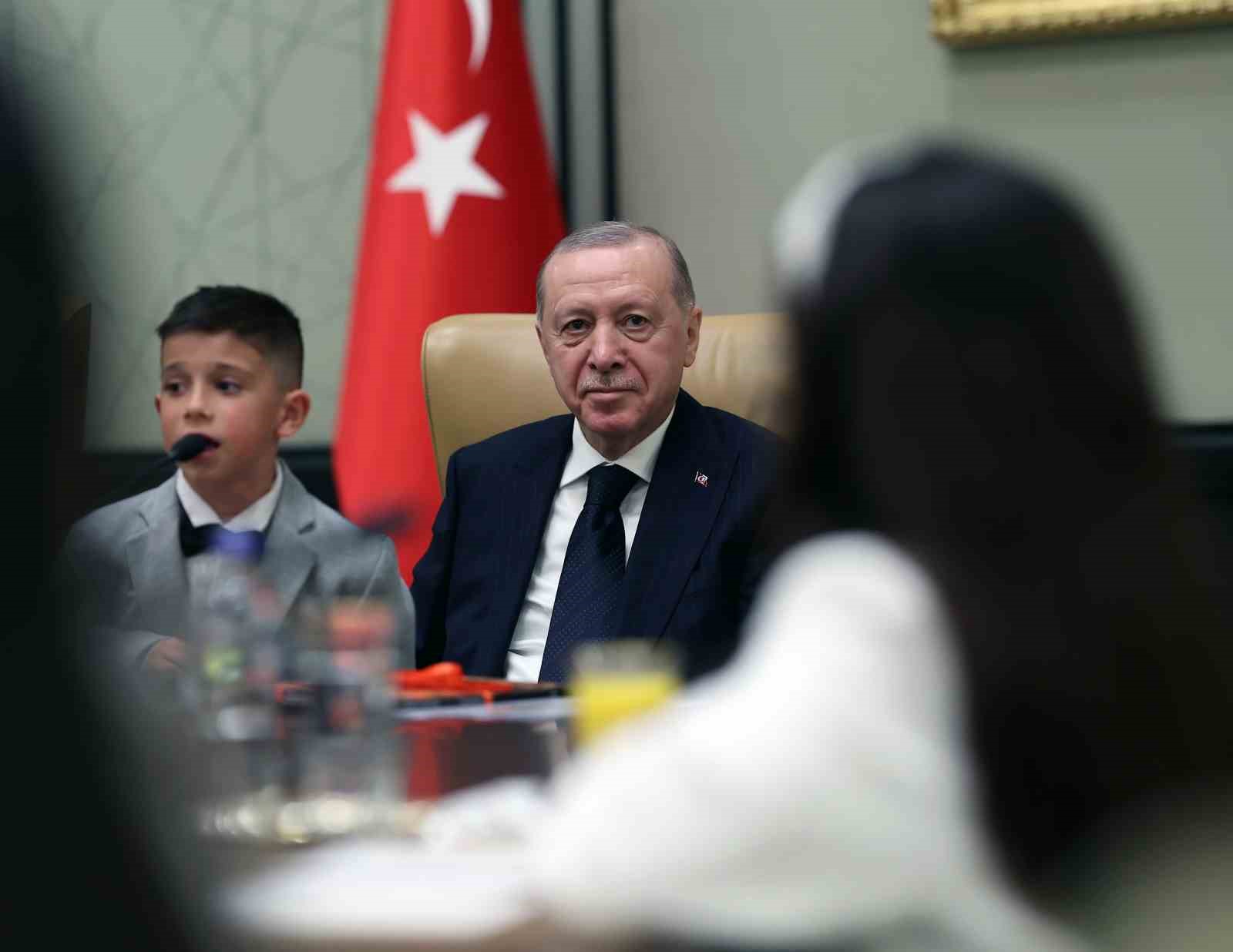 Cumhurbaşkanı Erdoğan, 23 Nisan’da koltuğunu Civan Boran’a devretti
