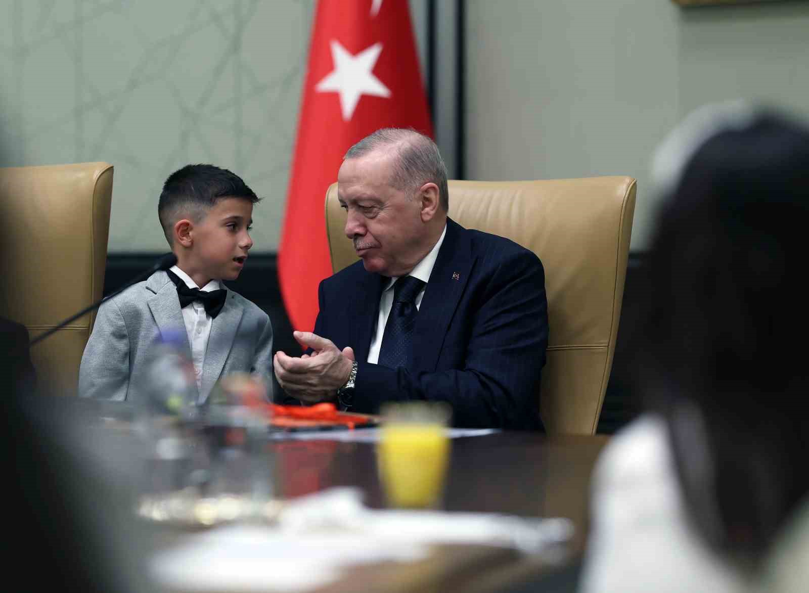 Cumhurbaşkanı Erdoğan, 23 Nisan’da koltuğunu Civan Boran’a devretti
