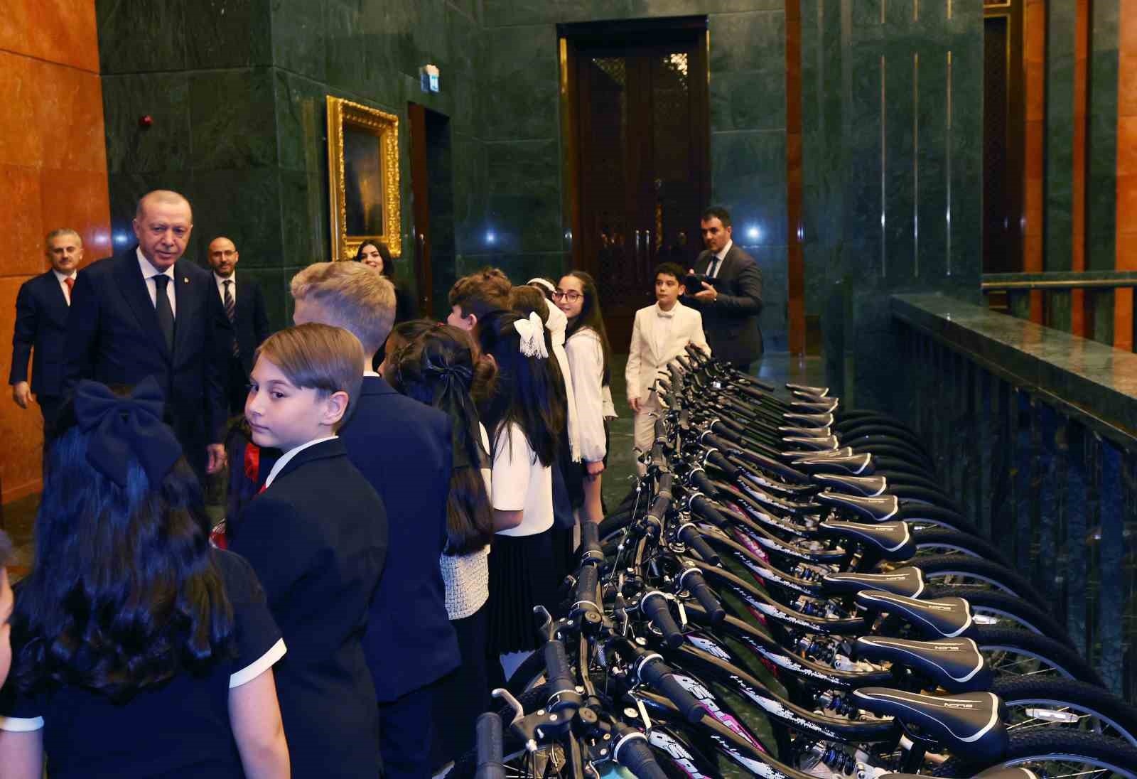 Cumhurbaşkanı Erdoğan, 23 Nisan’da koltuğunu Civan Boran’a devretti
