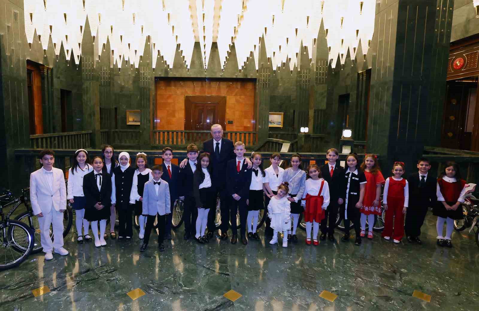 Cumhurbaşkanı Erdoğan, 23 Nisan’da koltuğunu Civan Boran’a devretti
