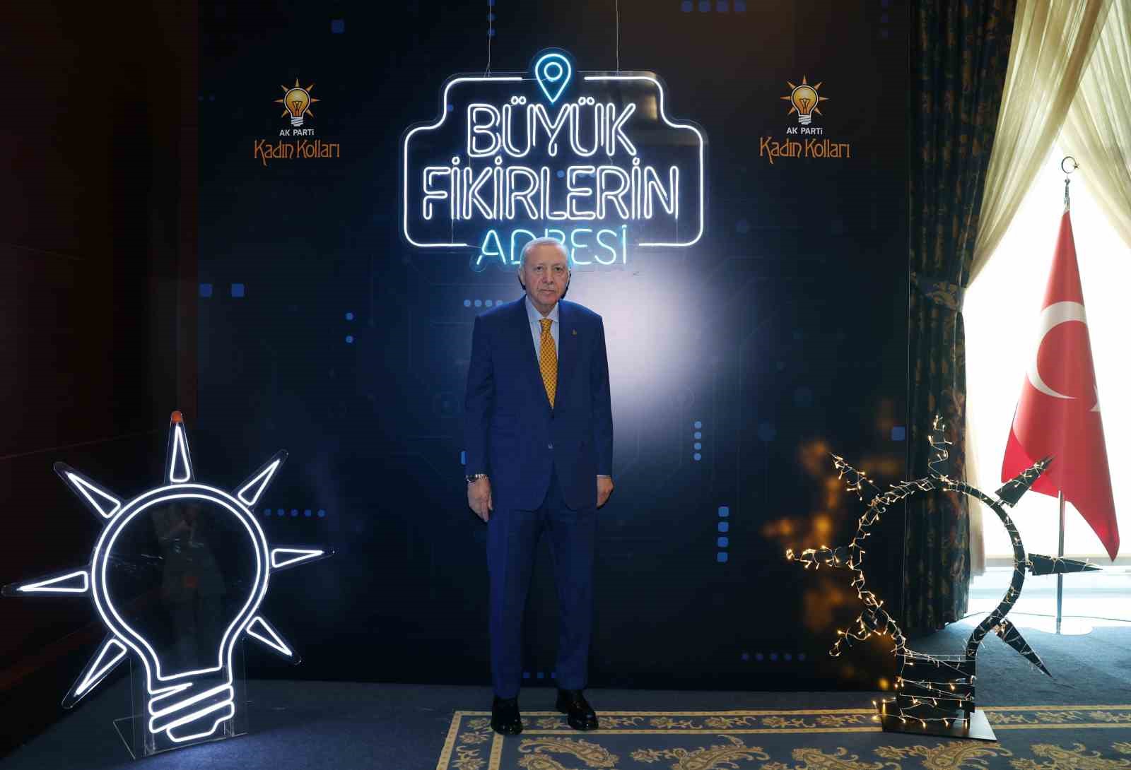 Cumhurbaşkanı Erdoğan: "Ailevi değerlerin muhafazasını bir milli güvenlik ve beka meselesi olarak görüyoruz"
Cumhurbaşkanı Erdoğan: "Ailevi değerlerin muhafazasını bir milli güvenlik ve beka meselesi olarak görüyoruz"