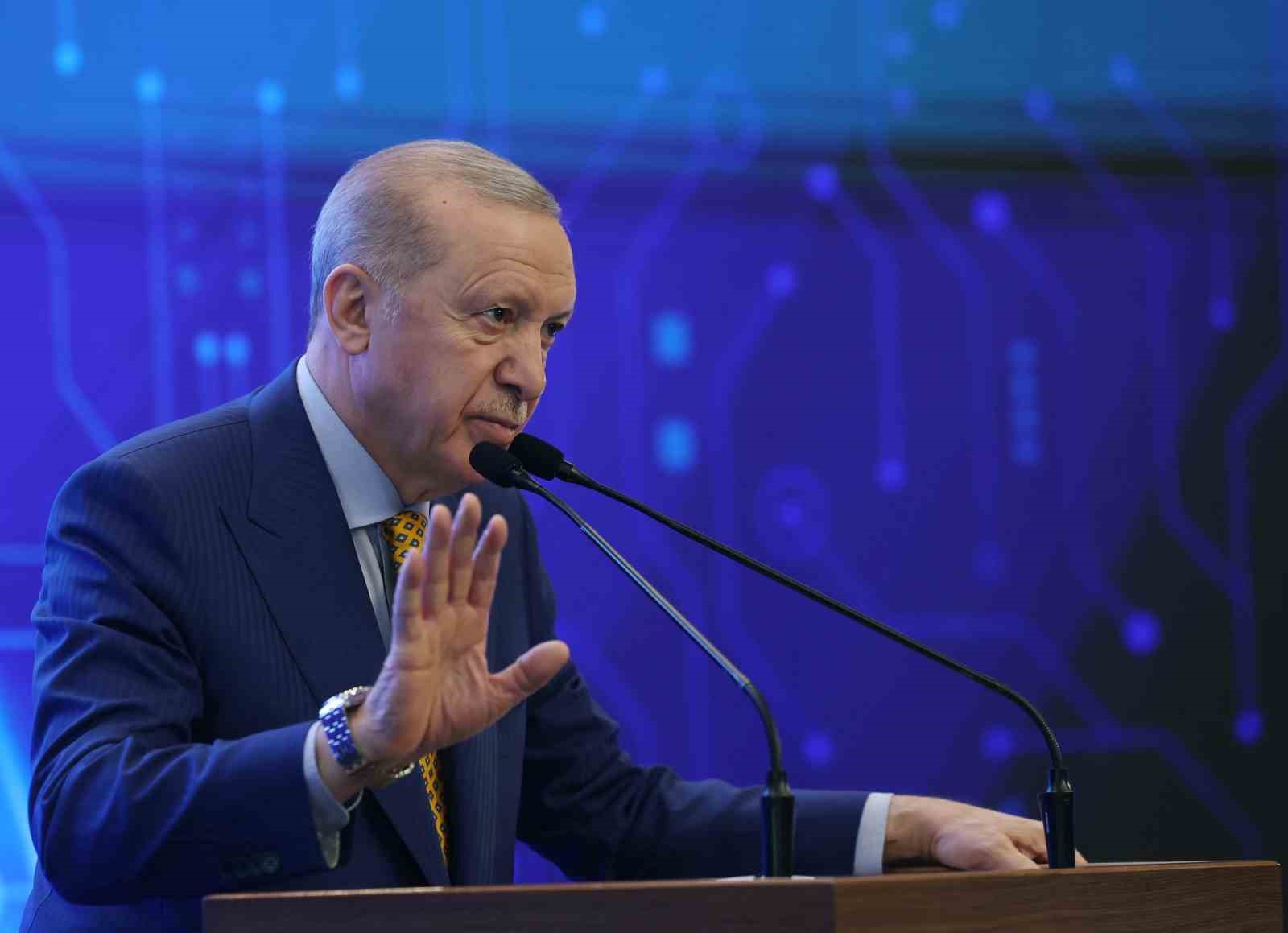 Cumhurbaşkanı Erdoğan: "Ailevi değerlerin muhafazasını bir milli güvenlik ve beka meselesi olarak görüyoruz"
Cumhurbaşkanı Erdoğan: "Ailevi değerlerin muhafazasını bir milli güvenlik ve beka meselesi olarak görüyoruz"
