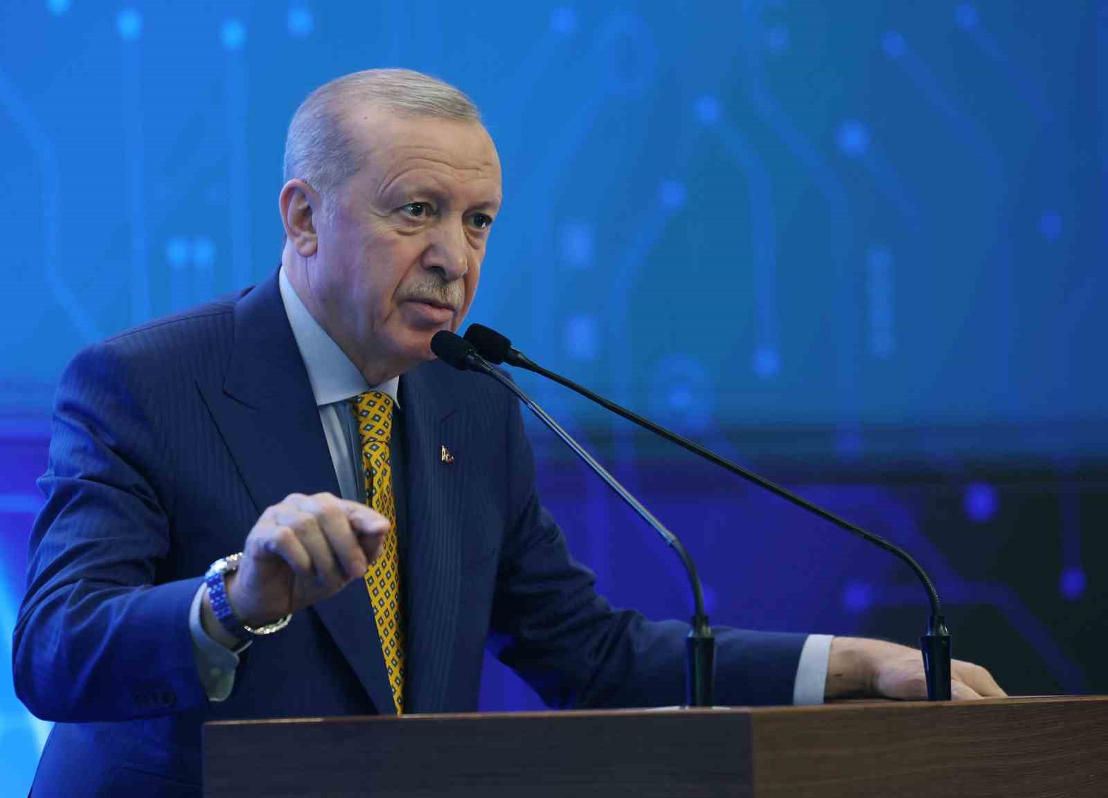 Cumhurbaşkanı Erdoğan: "Ailevi değerlerin muhafazasını bir milli güvenlik ve beka meselesi olarak görüyoruz"
Cumhurbaşkanı Erdoğan: "Ailevi değerlerin muhafazasını bir milli güvenlik ve beka meselesi olarak görüyoruz"