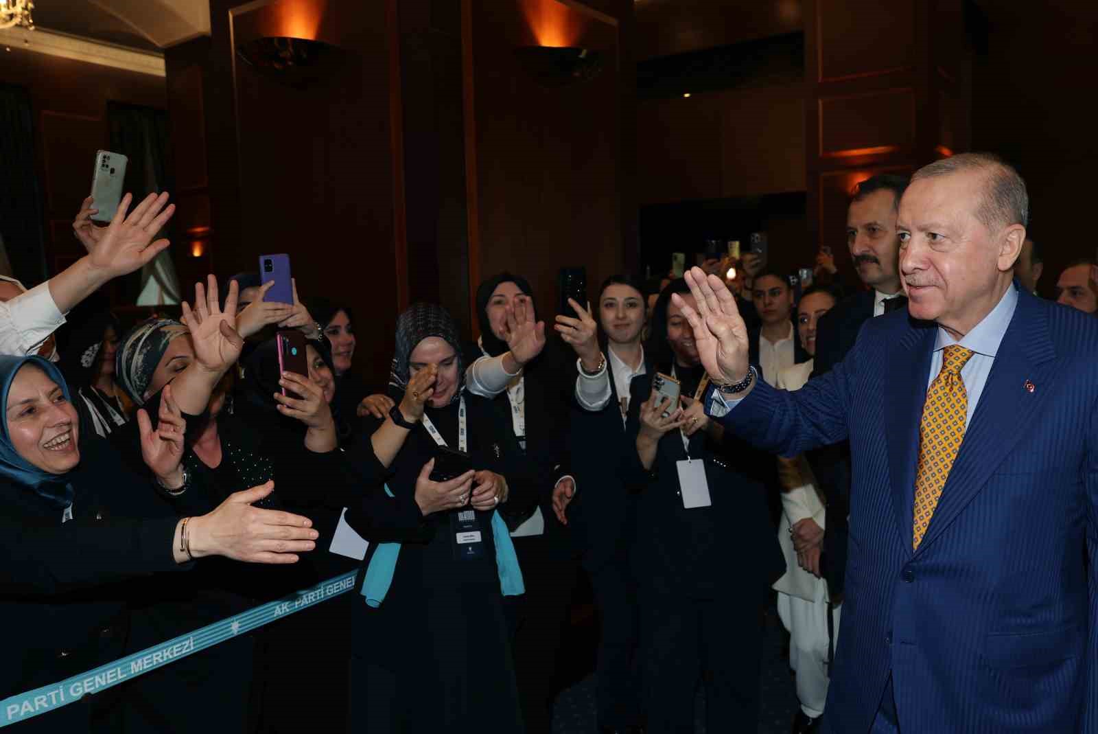 Cumhurbaşkanı Erdoğan: "Ailevi değerlerin muhafazasını bir milli güvenlik ve beka meselesi olarak görüyoruz"
Cumhurbaşkanı Erdoğan: "Ailevi değerlerin muhafazasını bir milli güvenlik ve beka meselesi olarak görüyoruz"