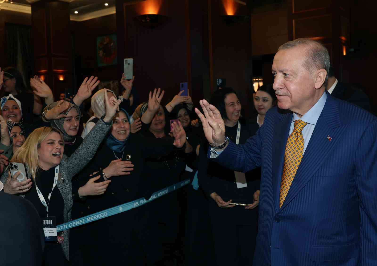 Cumhurbaşkanı Erdoğan: "Ailevi değerlerin muhafazasını bir milli güvenlik ve beka meselesi olarak görüyoruz"
Cumhurbaşkanı Erdoğan: "Ailevi değerlerin muhafazasını bir milli güvenlik ve beka meselesi olarak görüyoruz"