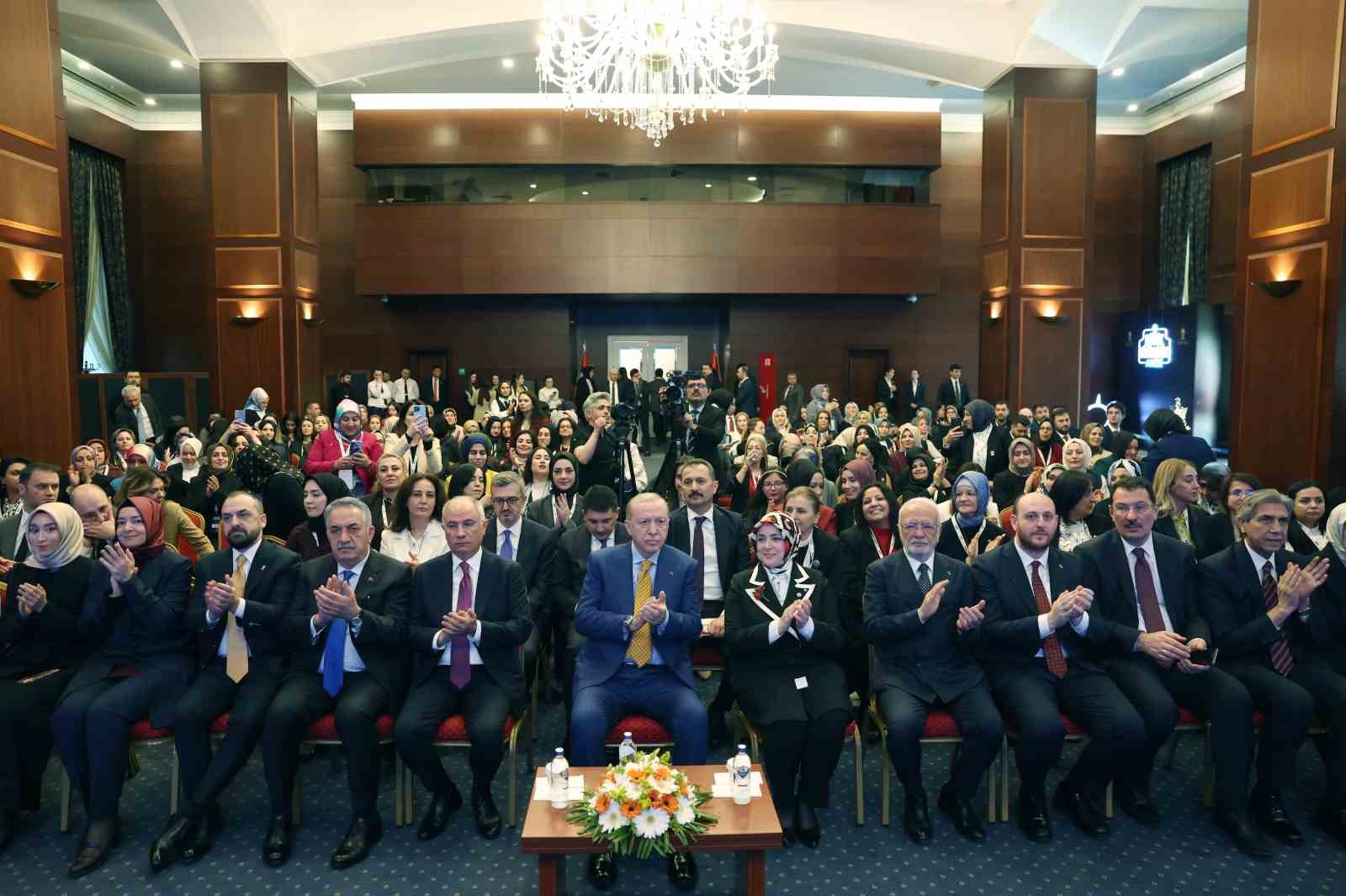 Cumhurbaşkanı Erdoğan: "Ailevi değerlerin muhafazasını bir milli güvenlik ve beka meselesi olarak görüyoruz"
Cumhurbaşkanı Erdoğan: "Ailevi değerlerin muhafazasını bir milli güvenlik ve beka meselesi olarak görüyoruz"