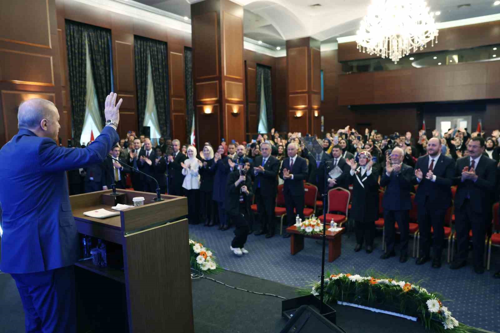 Cumhurbaşkanı Erdoğan: "Ailevi değerlerin muhafazasını bir milli güvenlik ve beka meselesi olarak görüyoruz"
Cumhurbaşkanı Erdoğan: "Ailevi değerlerin muhafazasını bir milli güvenlik ve beka meselesi olarak görüyoruz"