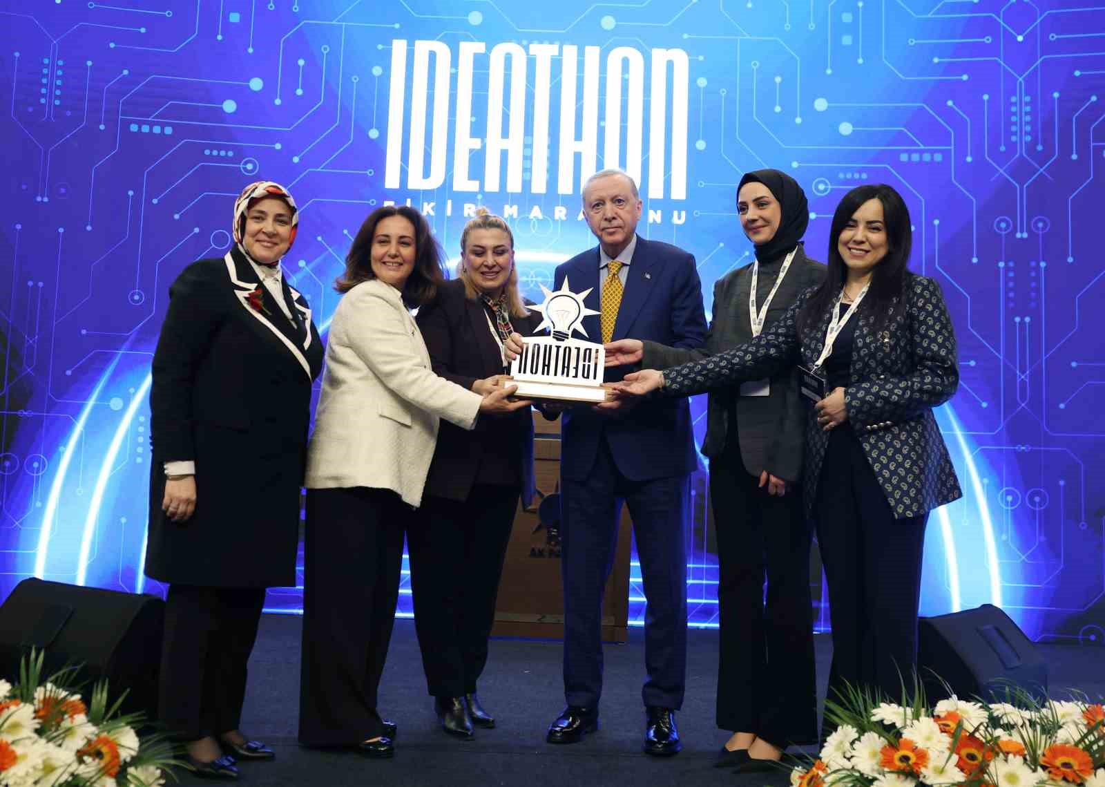 Cumhurbaşkanı Erdoğan: "Ailevi değerlerin muhafazasını bir milli güvenlik ve beka meselesi olarak görüyoruz"
Cumhurbaşkanı Erdoğan: "Ailevi değerlerin muhafazasını bir milli güvenlik ve beka meselesi olarak görüyoruz"