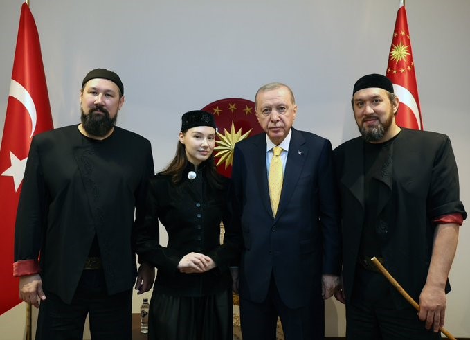 Cumhurbaşkanı Erdoğan, "Ay Yola" müzik grubunu kabul etti
