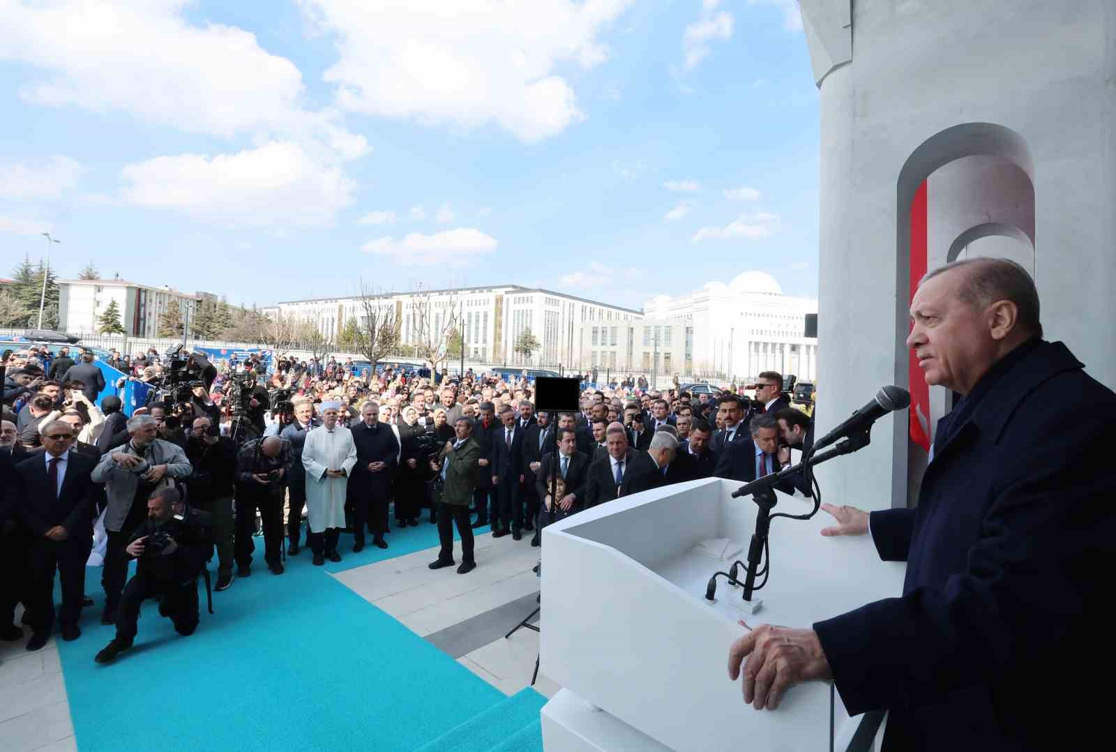 Cumhurbaşkanı Erdoğan: "Birileri bizi ruh köklerimizden koparmak istese de milli ve manevi kimliğimize sahip çıkmaya devam edeceğiz"
