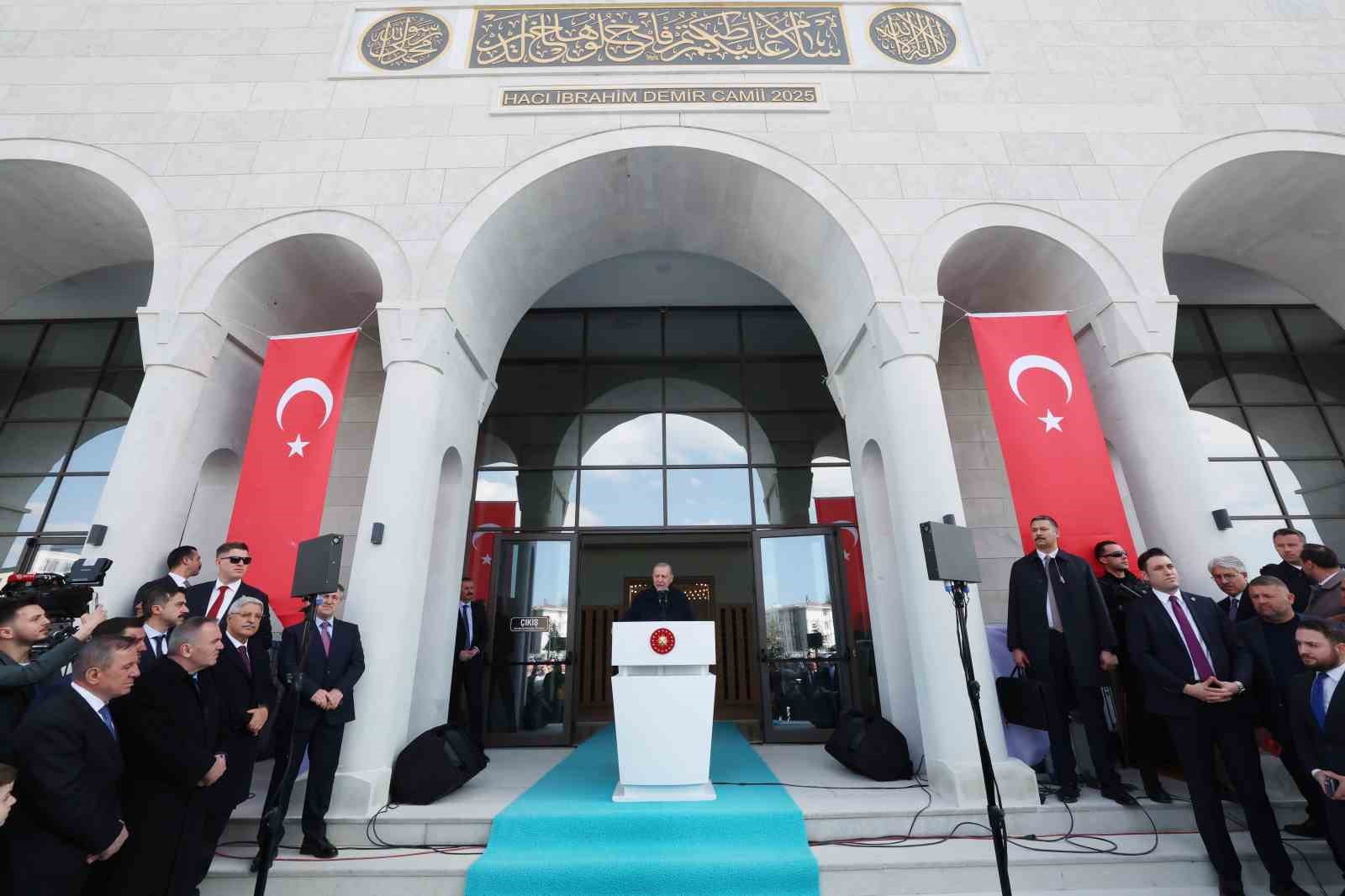 Cumhurbaşkanı Erdoğan: "Birileri bizi ruh köklerimizden koparmak istese de milli ve manevi kimliğimize sahip çıkmaya devam edeceğiz"
