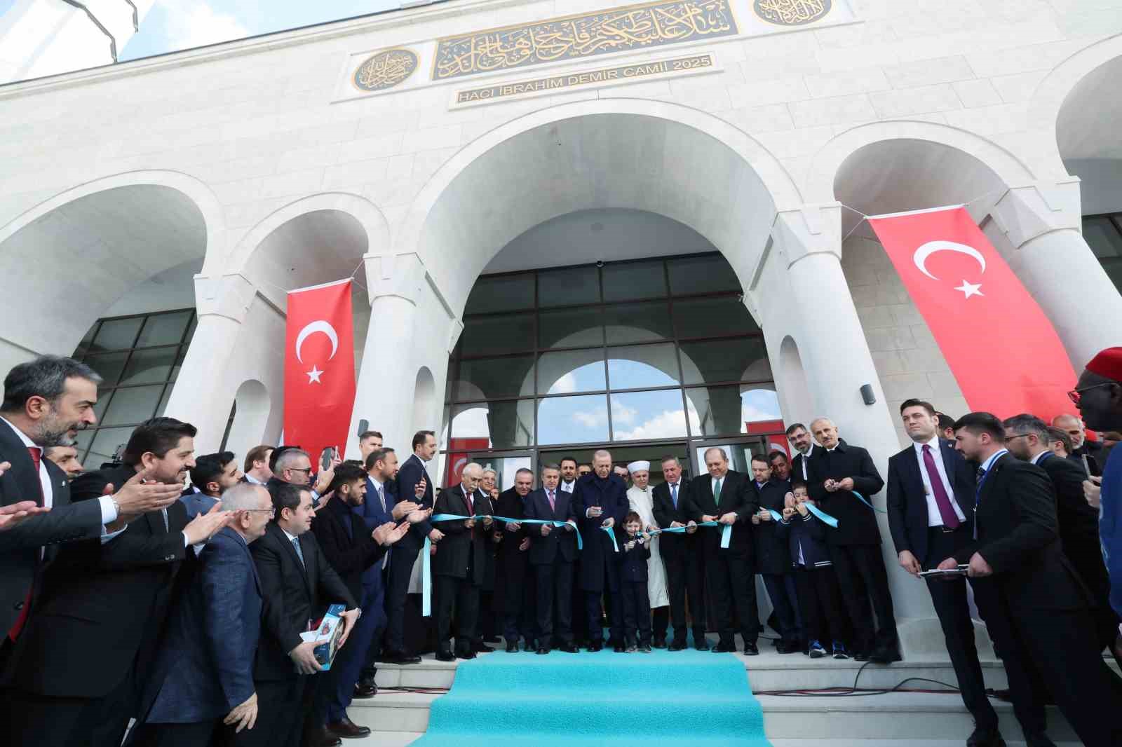 Cumhurbaşkanı Erdoğan: "Birileri bizi ruh köklerimizden koparmak istese de milli ve manevi kimliğimize sahip çıkmaya devam edeceğiz"
