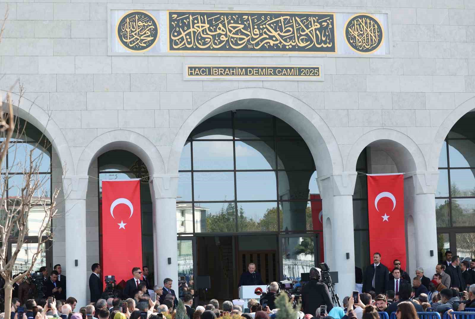 Cumhurbaşkanı Erdoğan: "Birileri bizi ruh köklerimizden koparmak istese de milli ve manevi kimliğimize sahip çıkmaya devam edeceğiz"
