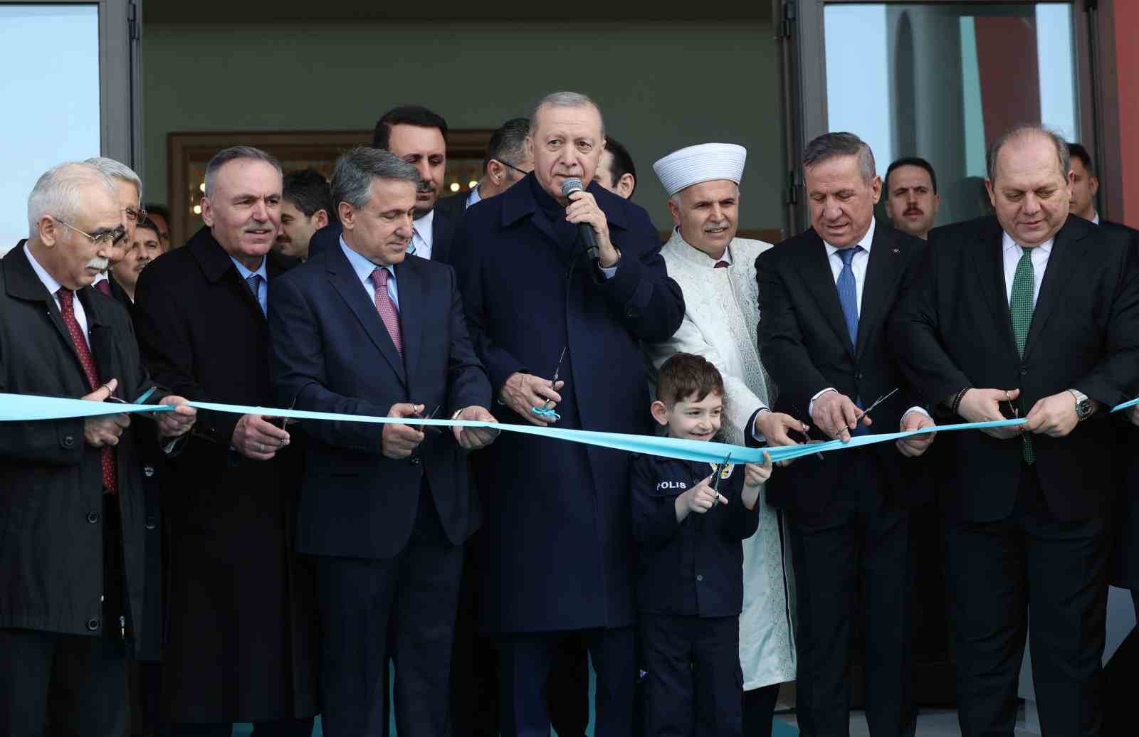 Cumhurbaşkanı Erdoğan: "Birileri bizi ruh köklerimizden koparmak istese de milli ve manevi kimliğimize sahip çıkmaya devam edeceğiz"
