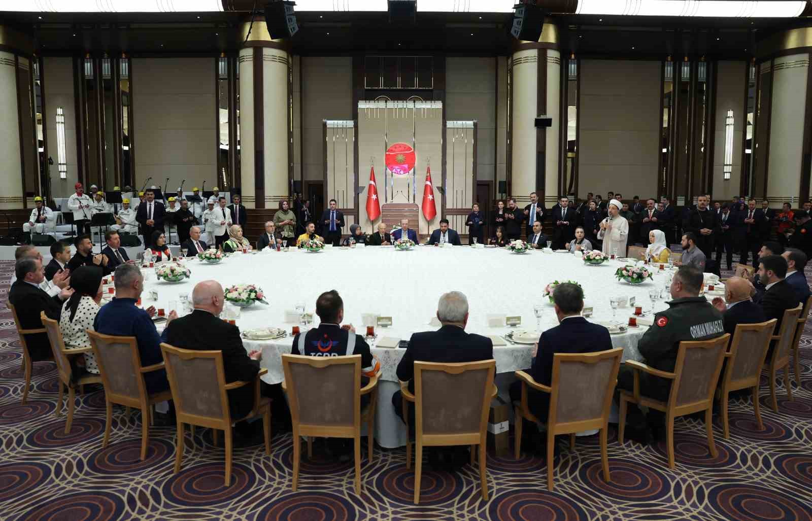 Cumhurbaşkanı Erdoğan: "Biz toplumun her kesiminin hak ve özgürlüklerini genişletmeye odaklanıyoruz"
Cumhurbaşkanı Erdoğan: "Biz toplumun her kesiminin hak ve özgürlüklerini genişletmeye odaklanıyoruz"