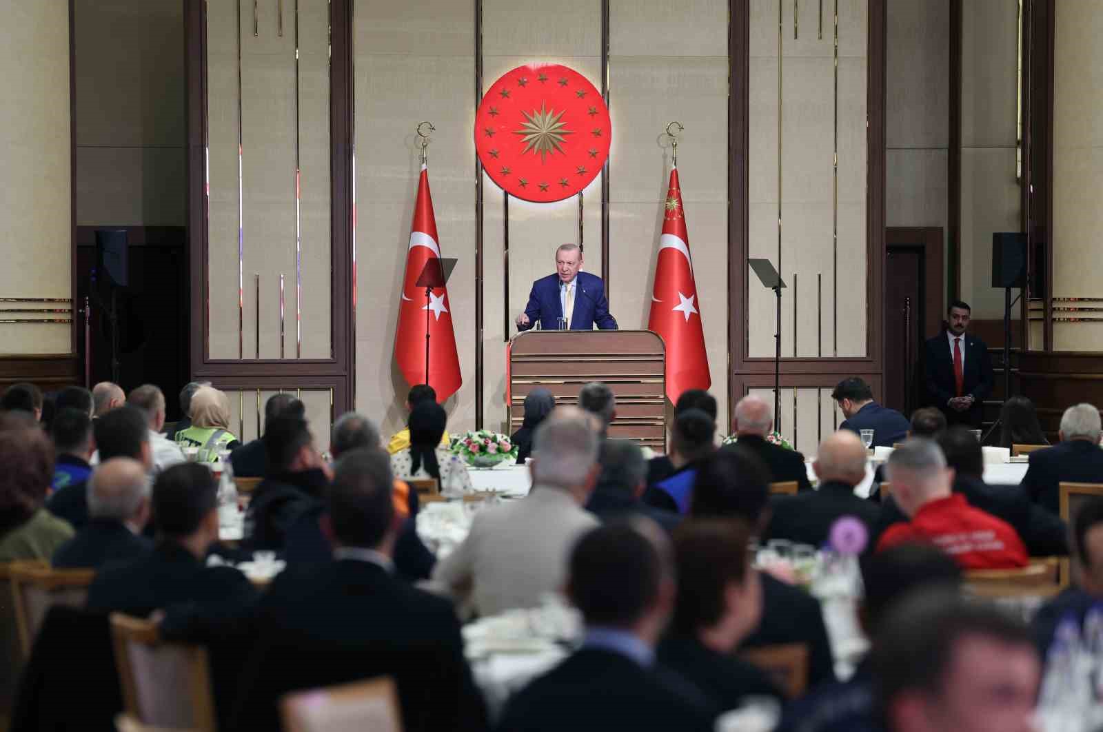 Cumhurbaşkanı Erdoğan: "Biz toplumun her kesiminin hak ve özgürlüklerini genişletmeye odaklanıyoruz"
Cumhurbaşkanı Erdoğan: "Biz toplumun her kesiminin hak ve özgürlüklerini genişletmeye odaklanıyoruz"