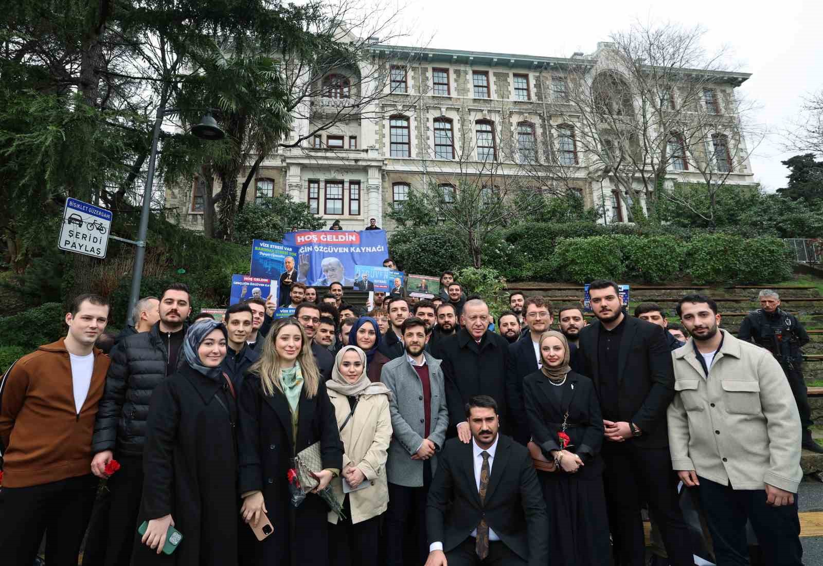 Cumhurbaşkanı Erdoğan, Boğaziçi Üniversiteli öğrencilerle kampüste yürüdü
