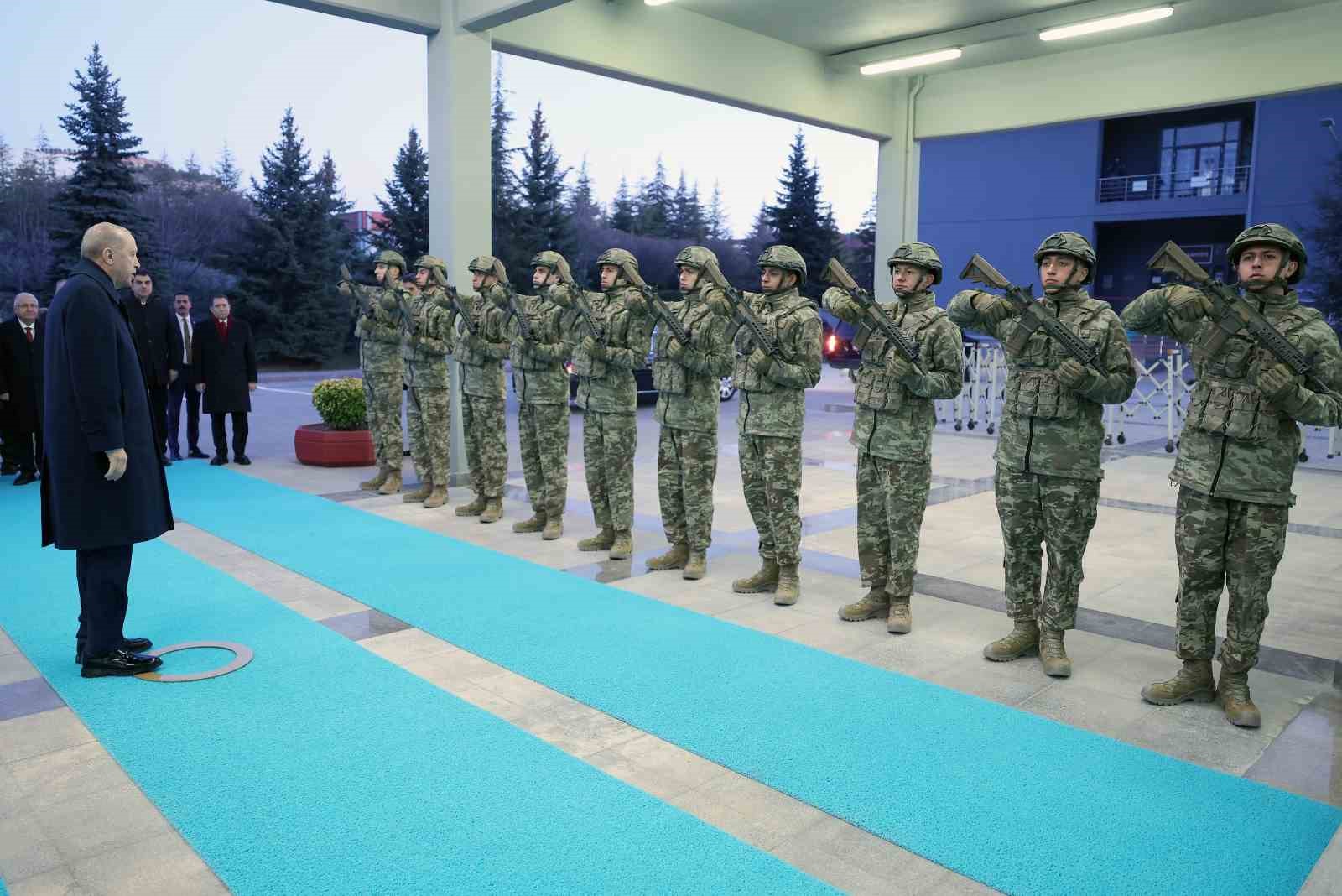 Cumhurbaşkanı Erdoğan: "Bu topraklarda huzur ve barış içinde yaşamak istiyorsak caydırıcılığımızı sürekli arttırmak zorundayız"
Cumhurbaşkanı Erdoğan: "Bu topraklarda huzur ve barış içinde yaşamak istiyorsak caydırıcılığımızı sürekli arttırmak zorundayız"