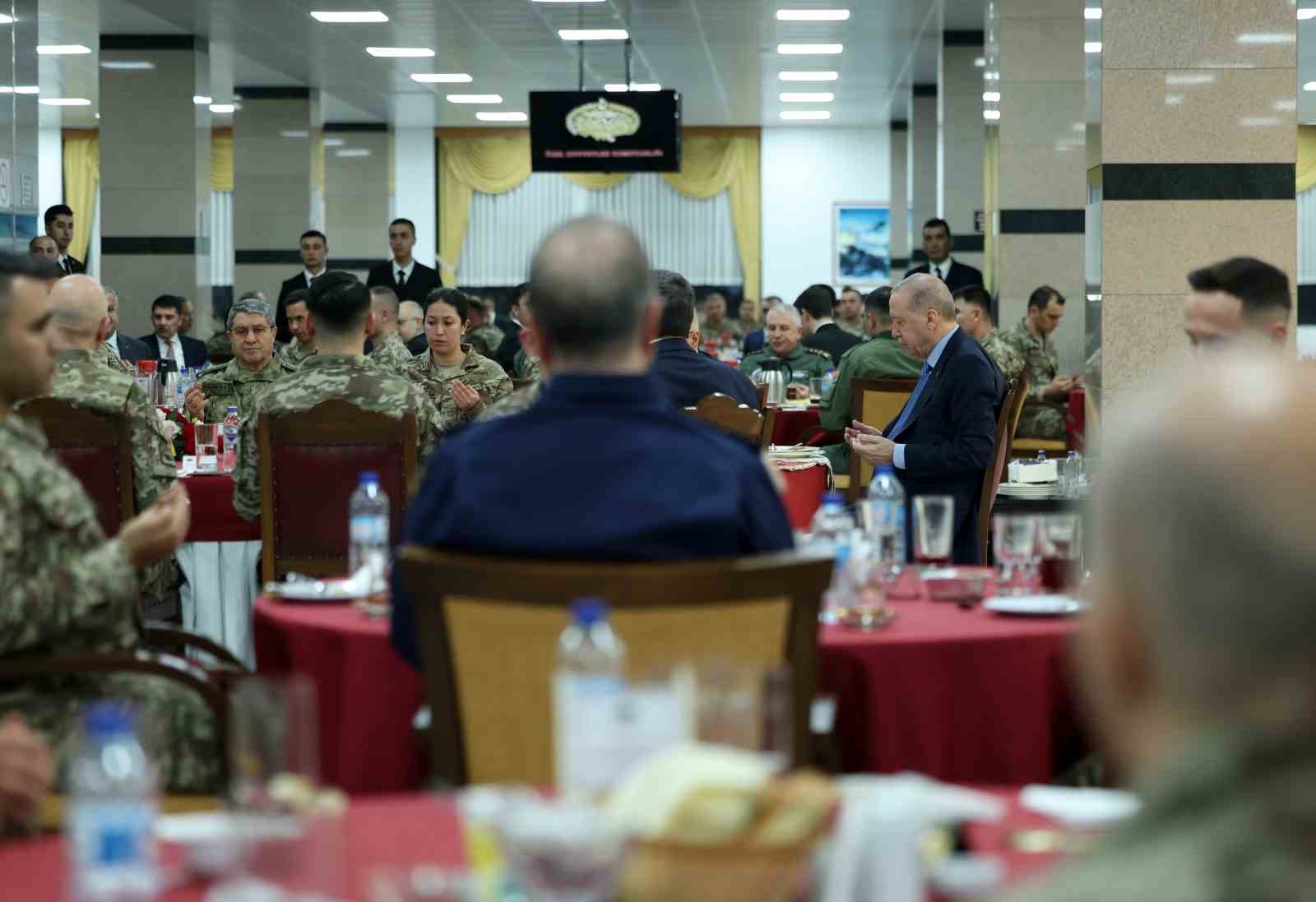 Cumhurbaşkanı Erdoğan: "Bu topraklarda huzur ve barış içinde yaşamak istiyorsak caydırıcılığımızı sürekli arttırmak zorundayız"
Cumhurbaşkanı Erdoğan: "Bu topraklarda huzur ve barış içinde yaşamak istiyorsak caydırıcılığımızı sürekli arttırmak zorundayız"