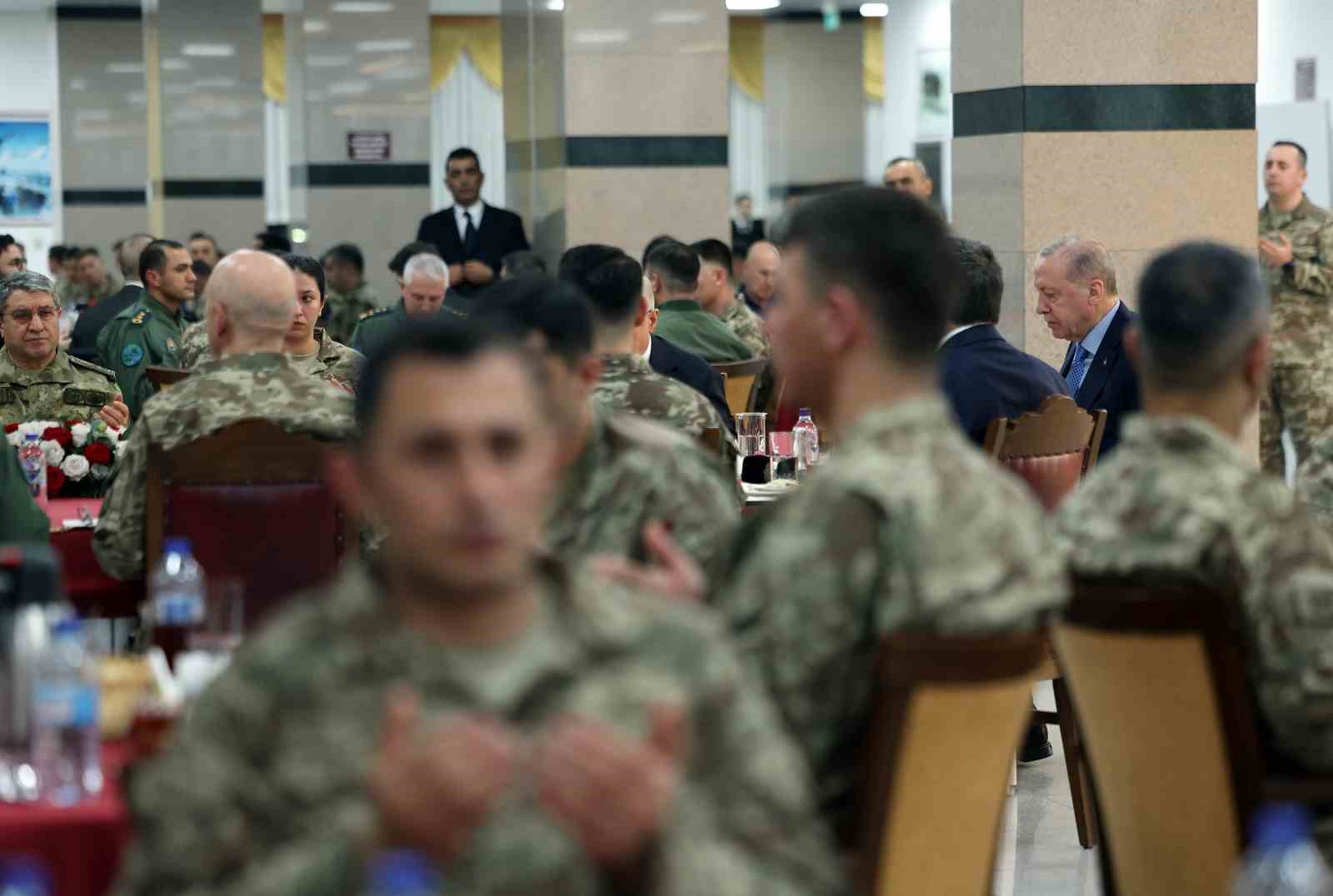 Cumhurbaşkanı Erdoğan: "Bu topraklarda huzur ve barış içinde yaşamak istiyorsak caydırıcılığımızı sürekli arttırmak zorundayız"
Cumhurbaşkanı Erdoğan: "Bu topraklarda huzur ve barış içinde yaşamak istiyorsak caydırıcılığımızı sürekli arttırmak zorundayız"