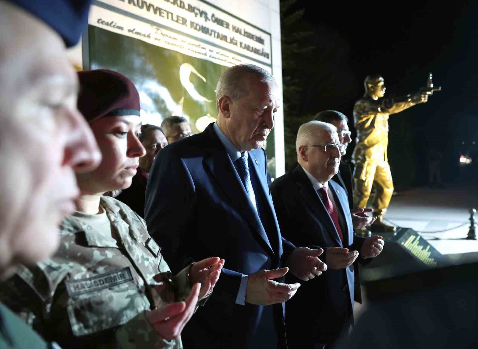 Cumhurbaşkanı Erdoğan: "Bu topraklarda huzur ve barış içinde yaşamak istiyorsak caydırıcılığımızı sürekli arttırmak zorundayız"
Cumhurbaşkanı Erdoğan: "Bu topraklarda huzur ve barış içinde yaşamak istiyorsak caydırıcılığımızı sürekli arttırmak zorundayız"