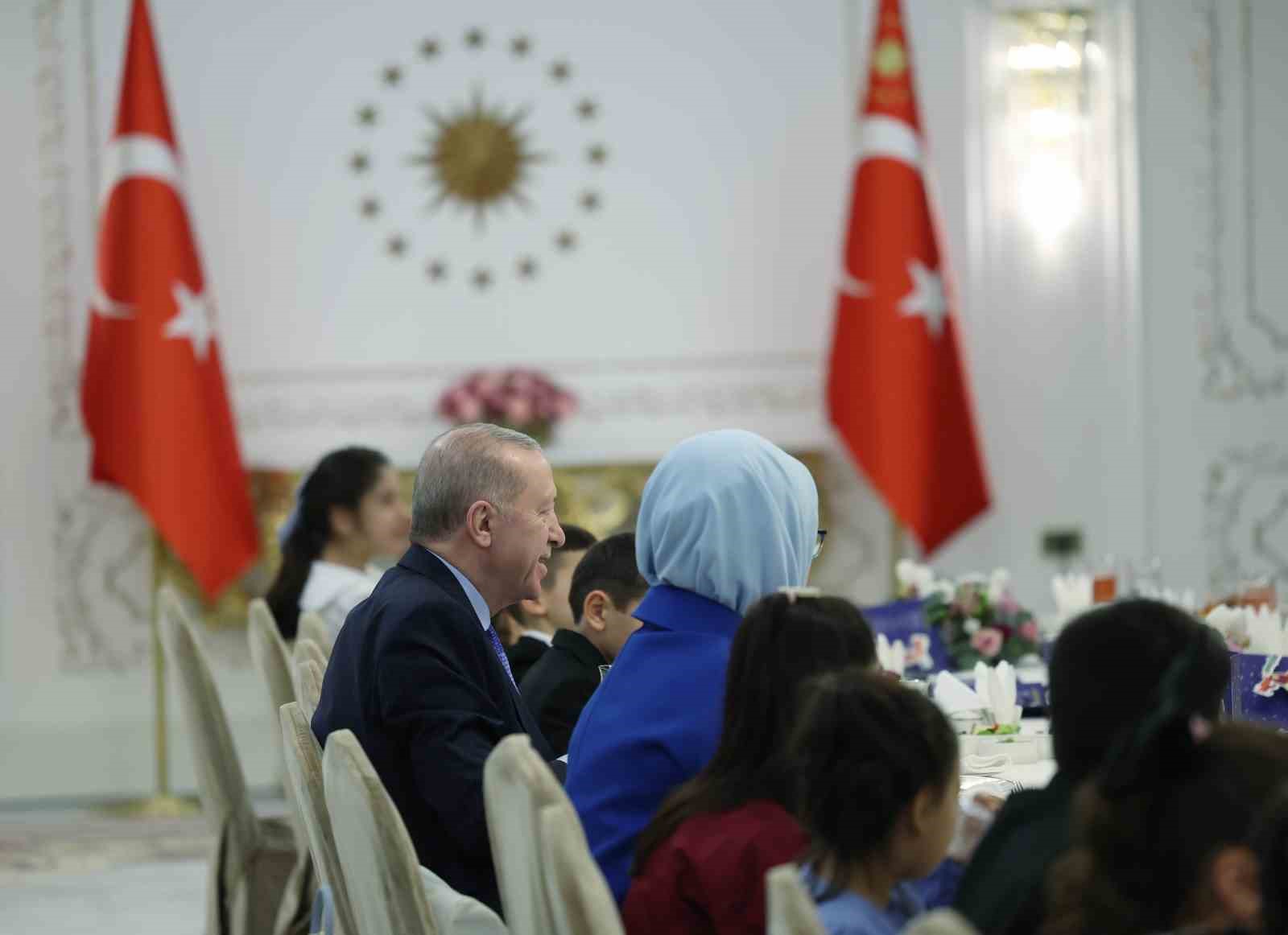 Cumhurbaşkanı Erdoğan, devlet himayesindeki çocuklarla gönül sofrasında buluştu
