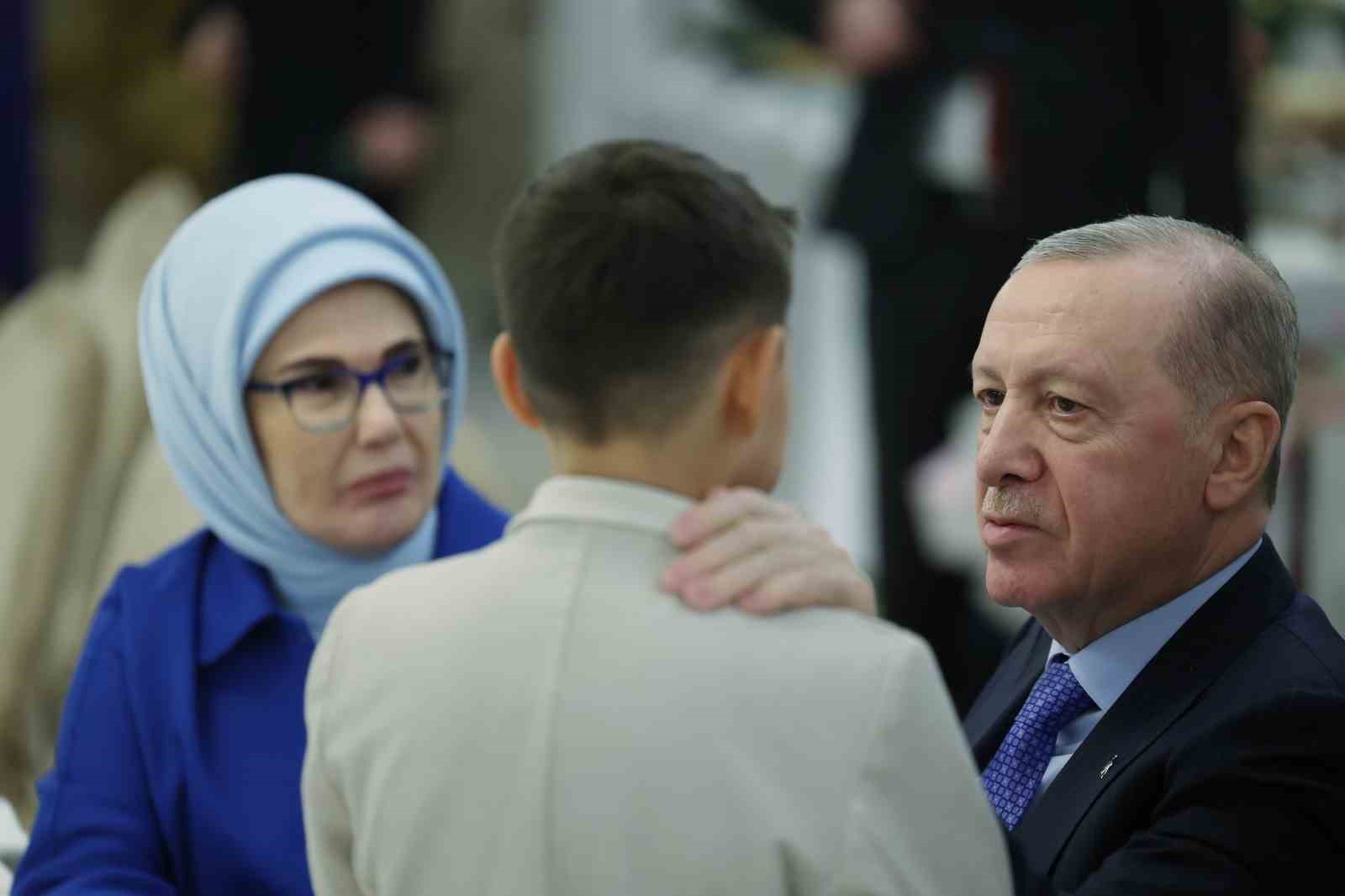 Cumhurbaşkanı Erdoğan, devlet himayesindeki çocuklarla gönül sofrasında buluştu
