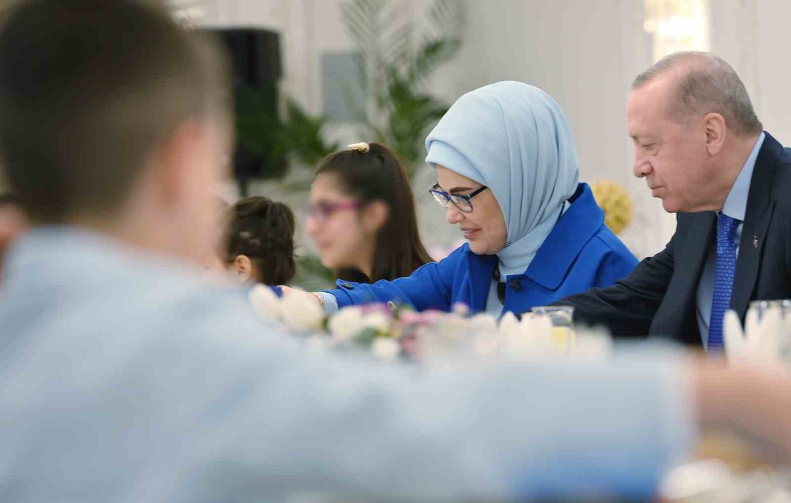 Cumhurbaşkanı Erdoğan, devlet himayesindeki çocuklarla gönül sofrasında buluştu
