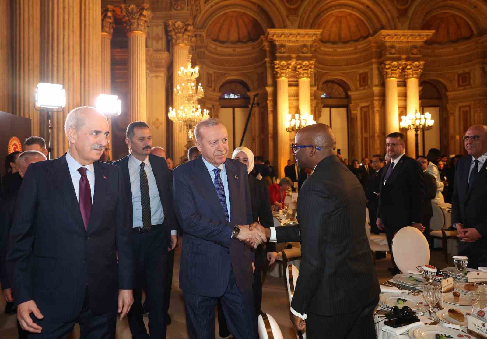 Cumhurbaşkanı Erdoğan: "Diplomasi ve müzakerenin yerini füze ve bombaların aldığı böyle bir ortamda kimse güvende değildir"
