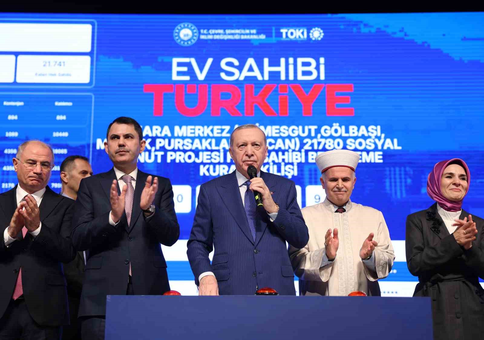 Cumhurbaşkanı Erdoğan: "Elleri öpülesi öğretmenlerimize yönelik şiddetin hiçbir gerekçesi hiçbir mazereti olamaz"
Cumhurbaşkanı Erdoğan: "Elleri öpülesi öğretmenlerimize yönelik şiddetin hiçbir gerekçesi hiçbir mazereti olamaz"