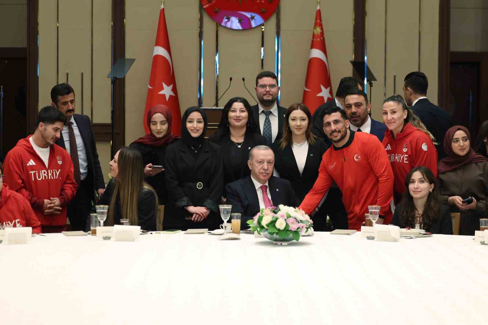 Cumhurbaşkanı Erdoğan: "Eski Türkiye’nin imtiyazlılarının, çatışma ve gerilimden beslenenlerin aranıza nifak sokmasına müsaade etmeyin"
