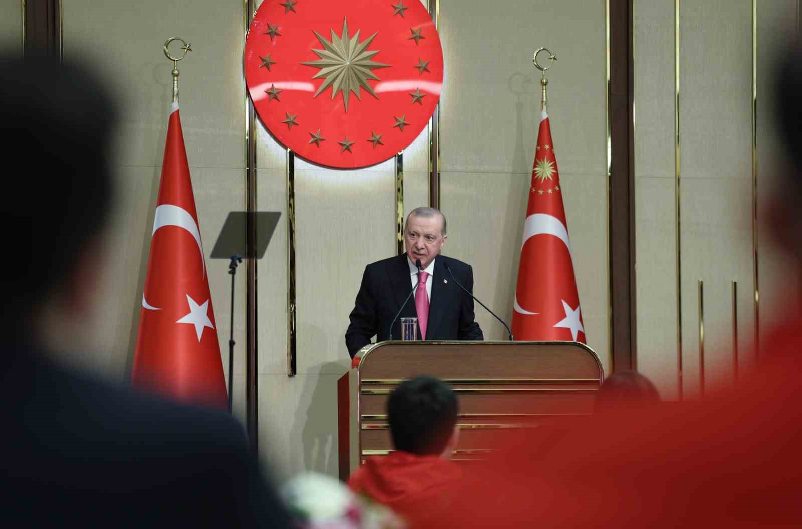 Cumhurbaşkanı Erdoğan: "Eski Türkiye’nin imtiyazlılarının, çatışma ve gerilimden beslenenlerin aranıza nifak sokmasına müsaade etmeyin"
