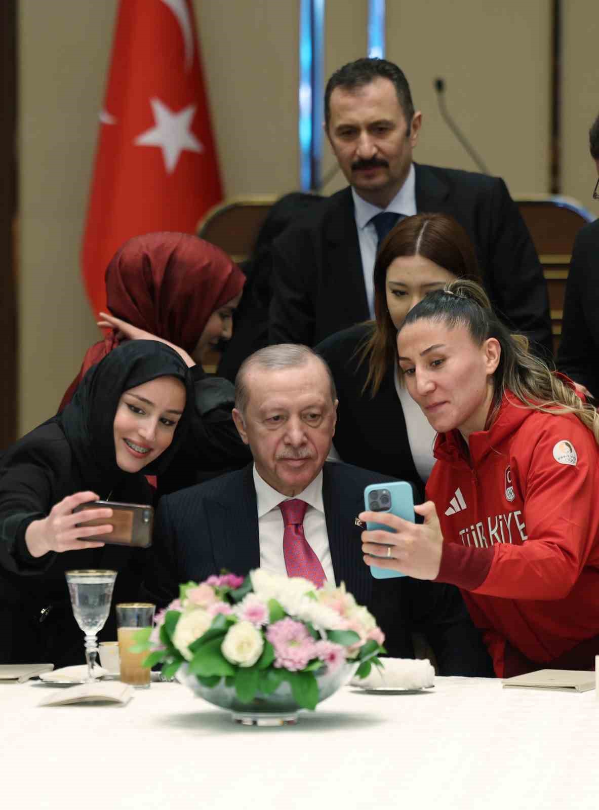 Cumhurbaşkanı Erdoğan: "Eski Türkiye’nin imtiyazlılarının, çatışma ve gerilimden beslenenlerin aranıza nifak sokmasına müsaade etmeyin"
