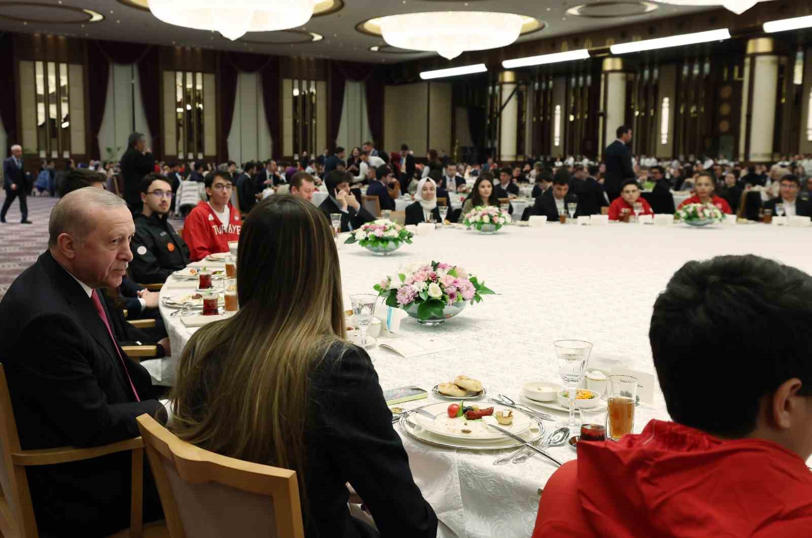 Cumhurbaşkanı Erdoğan: "Eski Türkiye’nin imtiyazlılarının, çatışma ve gerilimden beslenenlerin aranıza nifak sokmasına müsaade etmeyin"
