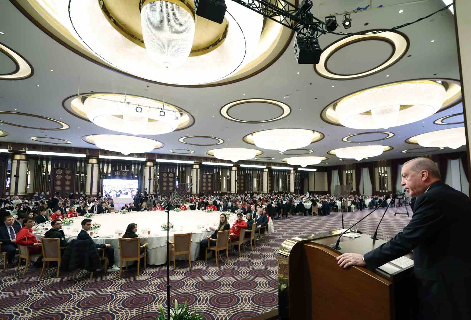 Cumhurbaşkanı Erdoğan: "Eski Türkiye’nin imtiyazlılarının, çatışma ve gerilimden beslenenlerin aranıza nifak sokmasına müsaade etmeyin"
