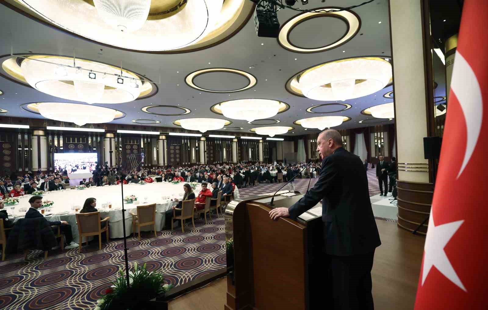 Cumhurbaşkanı Erdoğan: "Eski Türkiye’nin imtiyazlılarının, çatışma ve gerilimden beslenenlerin aranıza nifak sokmasına müsaade etmeyin"
