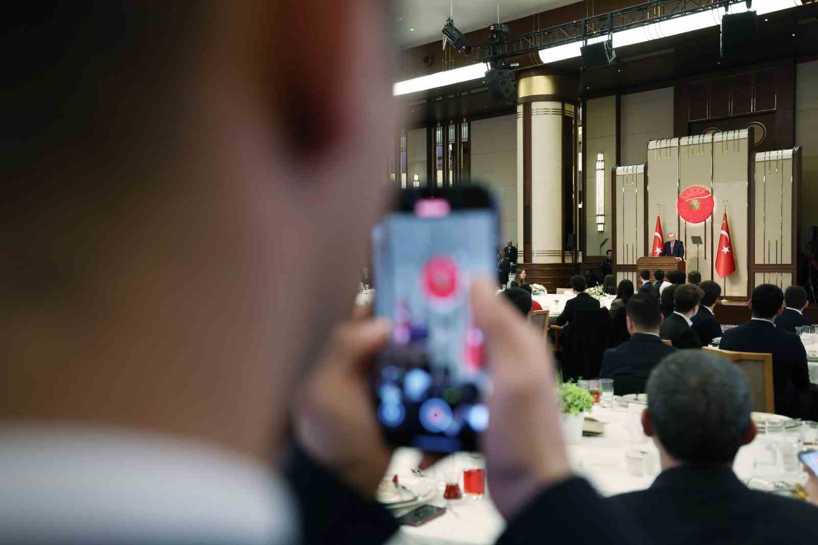 Cumhurbaşkanı Erdoğan: "Eski Türkiye’nin imtiyazlılarının, çatışma ve gerilimden beslenenlerin aranıza nifak sokmasına müsaade etmeyin"
