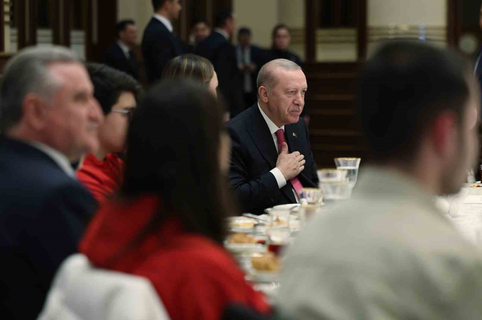 Cumhurbaşkanı Erdoğan: "Eski Türkiye’nin imtiyazlılarının, çatışma ve gerilimden beslenenlerin aranıza nifak sokmasına müsaade etmeyin"
