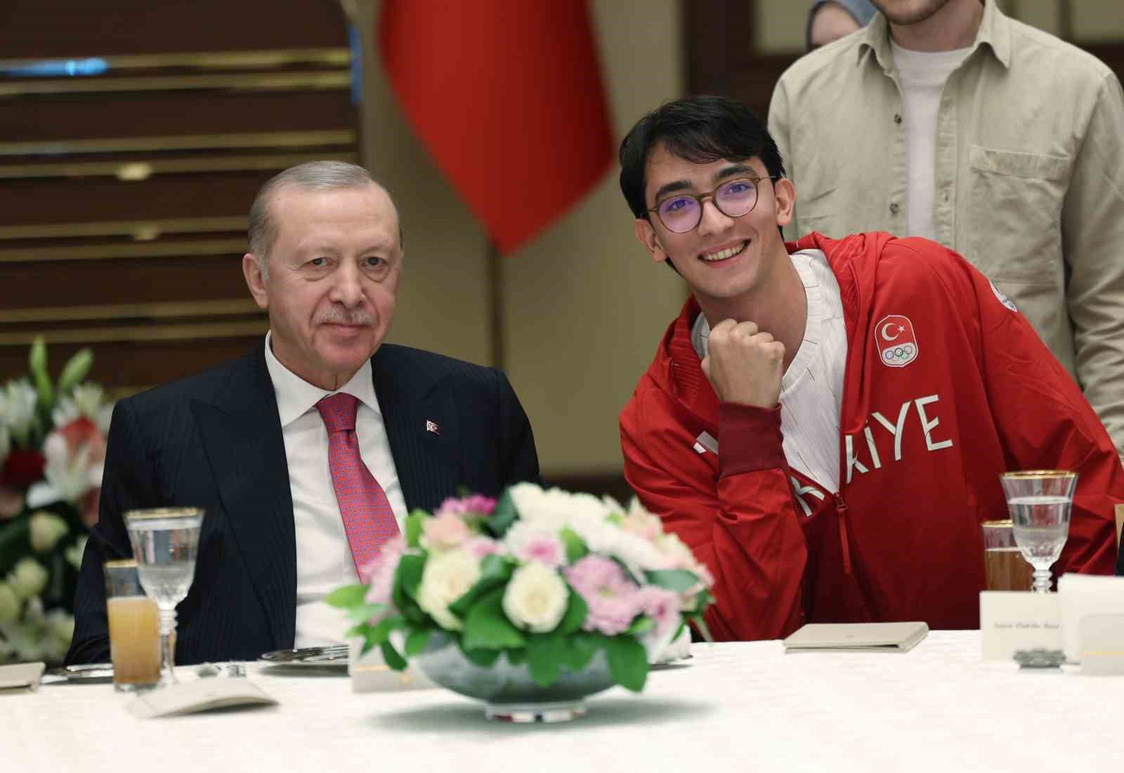 Cumhurbaşkanı Erdoğan: "Eski Türkiye’nin imtiyazlılarının, çatışma ve gerilimden beslenenlerin aranıza nifak sokmasına müsaade etmeyin"
