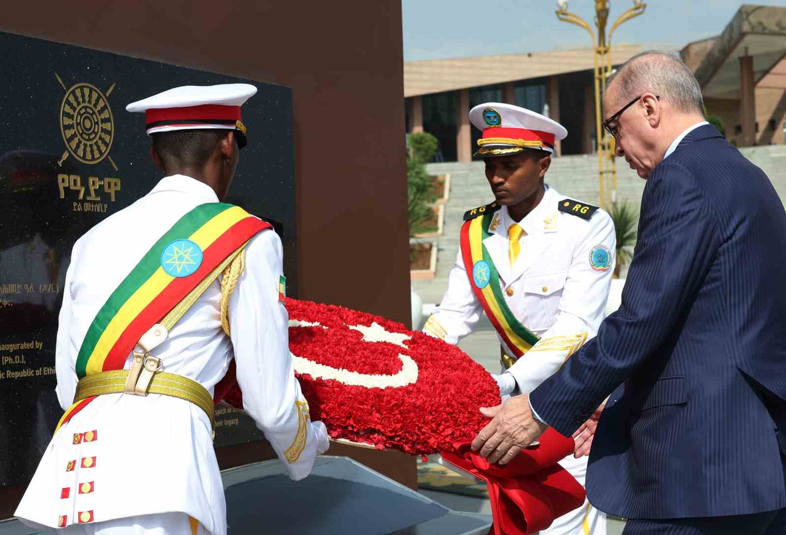 Cumhurbaşkanı Erdoğan, Etiyopya’da Adva Zafer Anıtı’na çelenk koydu
