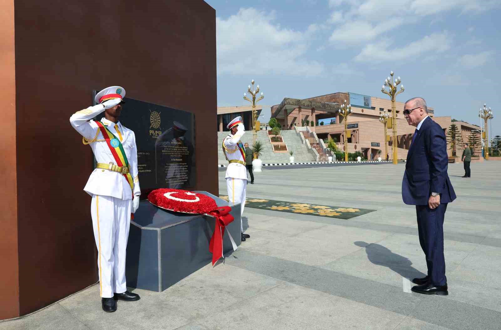 Cumhurbaşkanı Erdoğan, Etiyopya’da Adva Zafer Anıtı’na çelenk koydu
